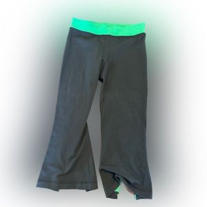 Vintage lululemon flared capris. Size 6